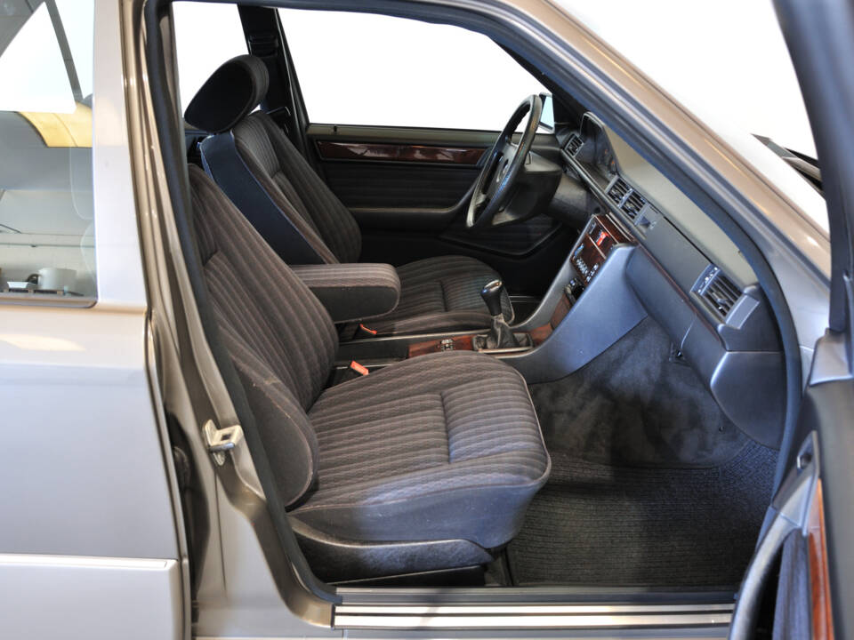 Image 24/25 of Mercedes-Benz 200 E (1992)