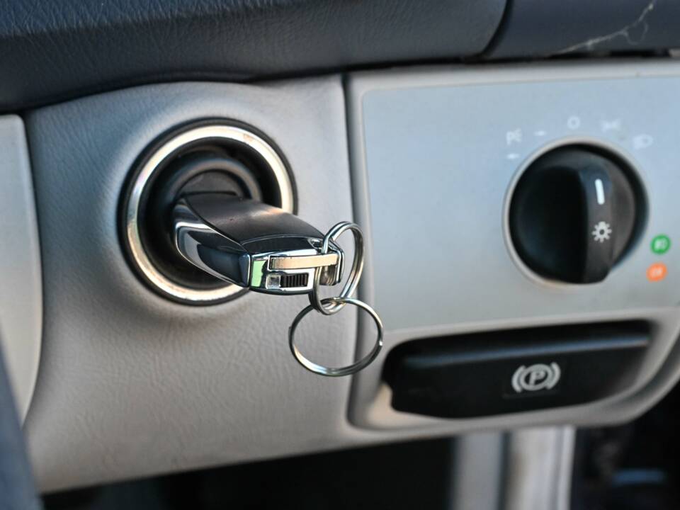 Image 22/50 of Mercedes-Benz CLK 230 Kompressor (2002)