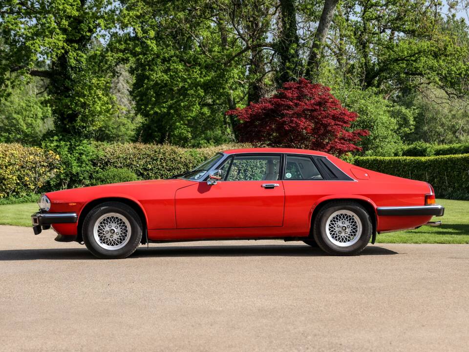 Image 2/43 of Jaguar XJS 5.3 V12 (1988)
