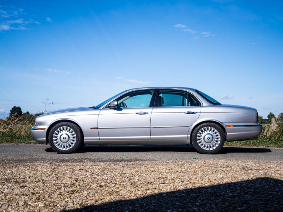 Image 7/50 of Jaguar XJ 8 4.2 (2003)