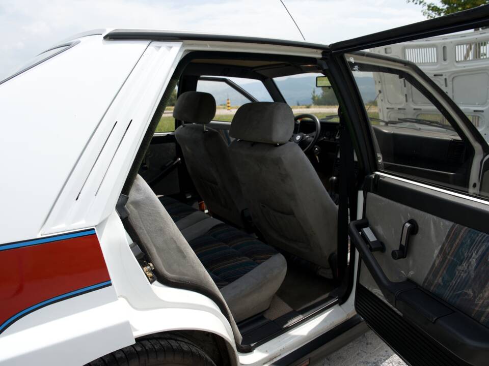 Image 37/47 of Lancia Delta HF Integrale (1988)