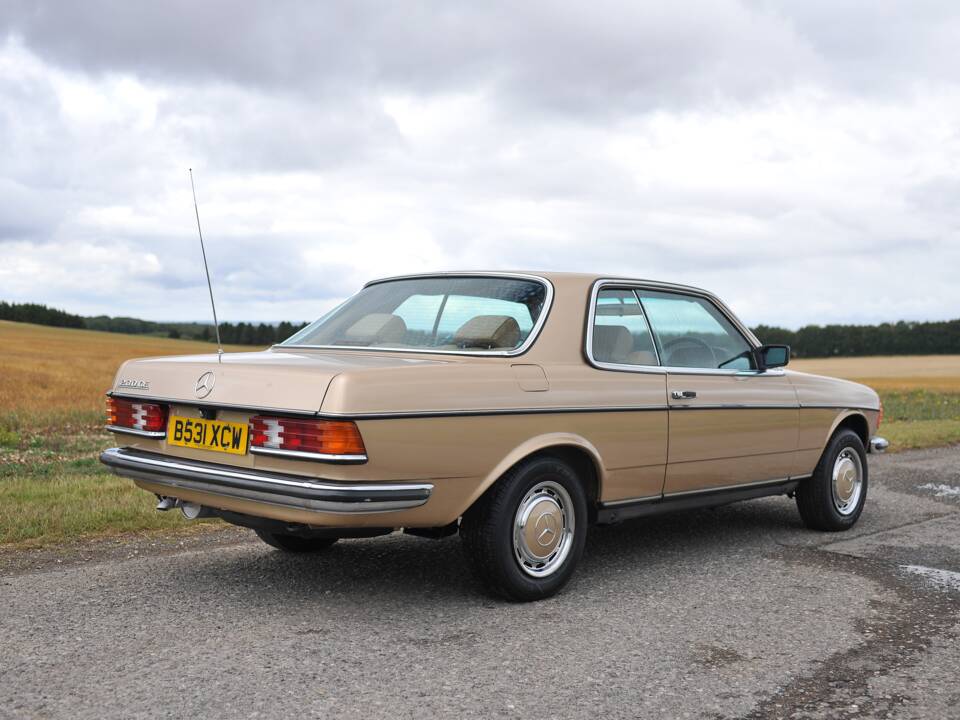 Image 2/33 of Mercedes-Benz 230 CE (1985)