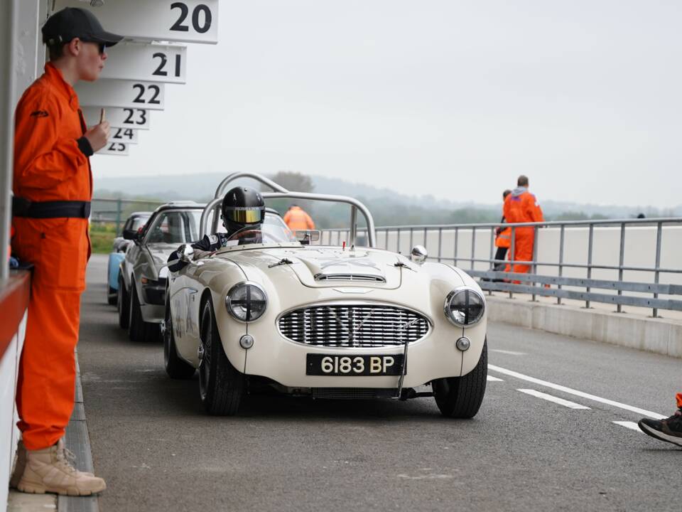 Image 22/50 of Austin-Healey 100&#x2F;6 (BN6) (1958)