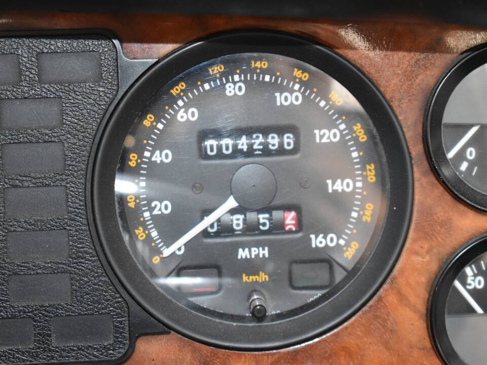 Image 23/47 of Daimler Sovereign 4.2 (1982)