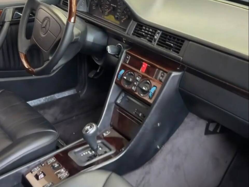 Image 9/32 de Mercedes-Benz E 320 "Final Edition" (1997)