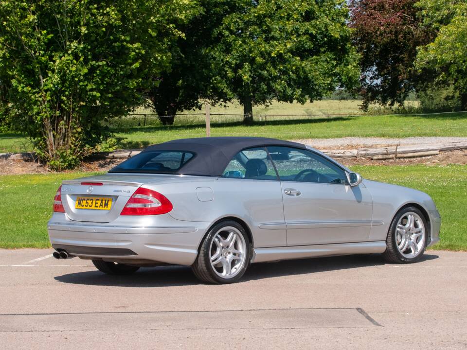 Image 33/50 of Mercedes-Benz CLK 55 AMG (2003)