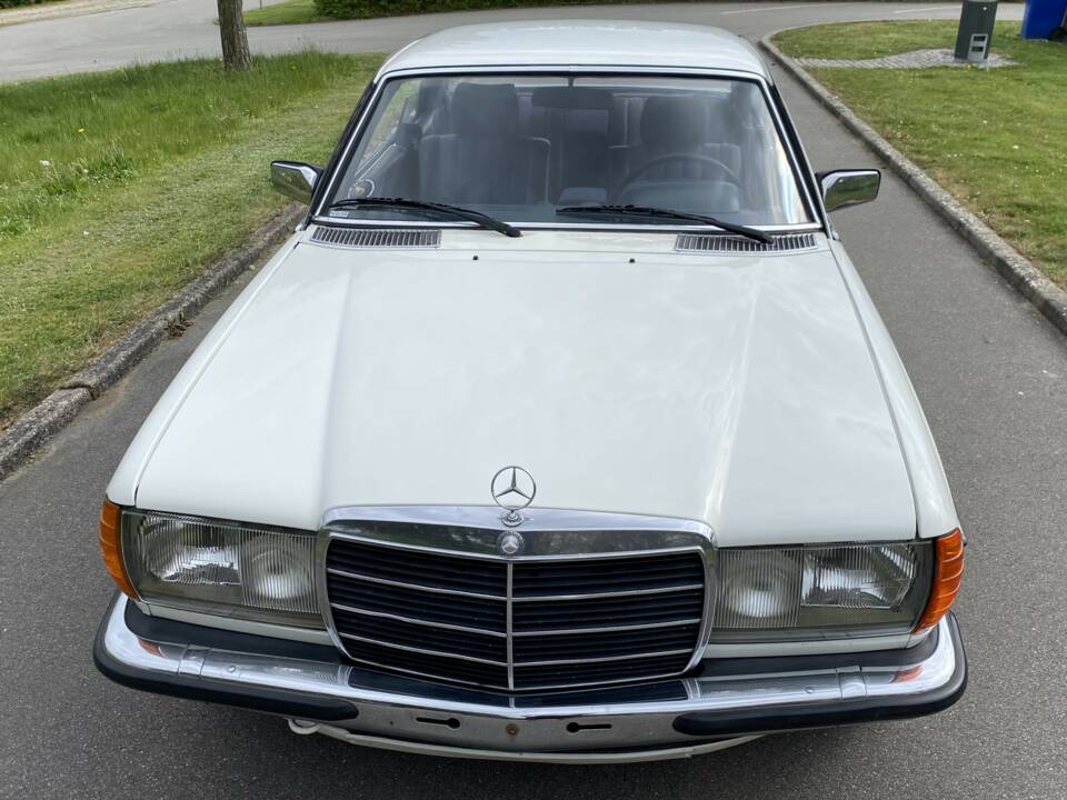 Image 9/49 of Mercedes-Benz 230 C (1980)