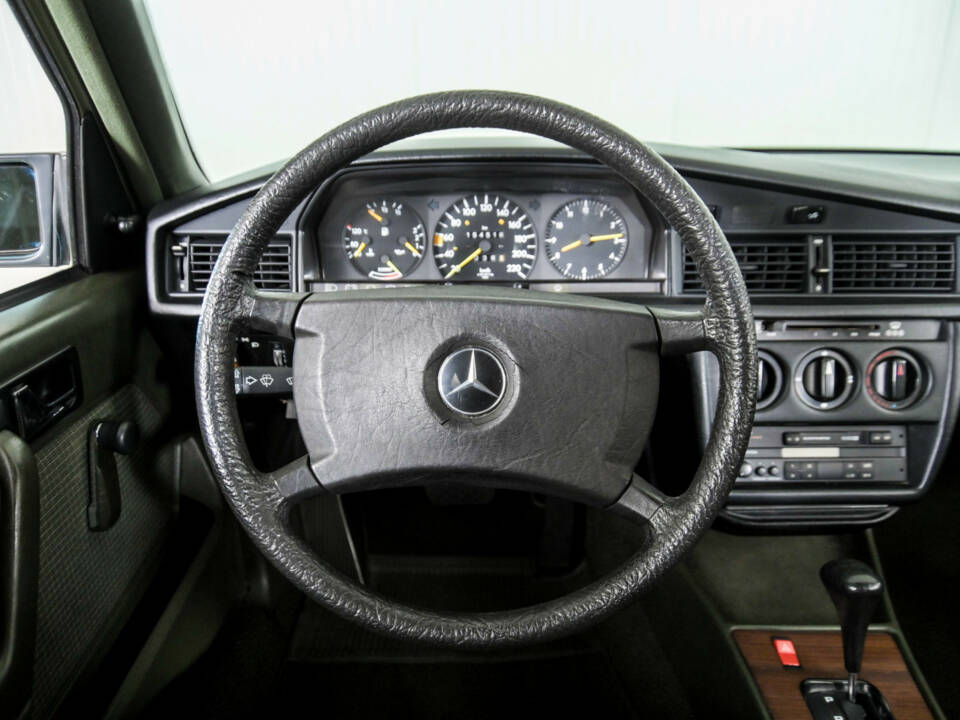 Image 8/50 of Mercedes-Benz 190 E (1986)