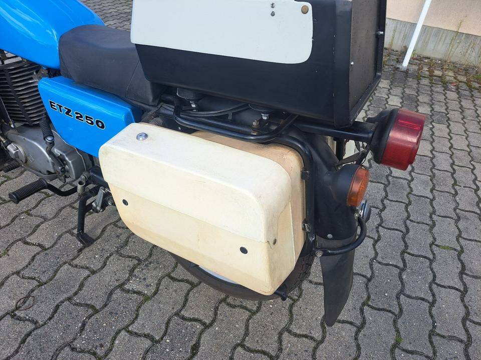 Bild 16/19 von MZ DUMMY (1900)