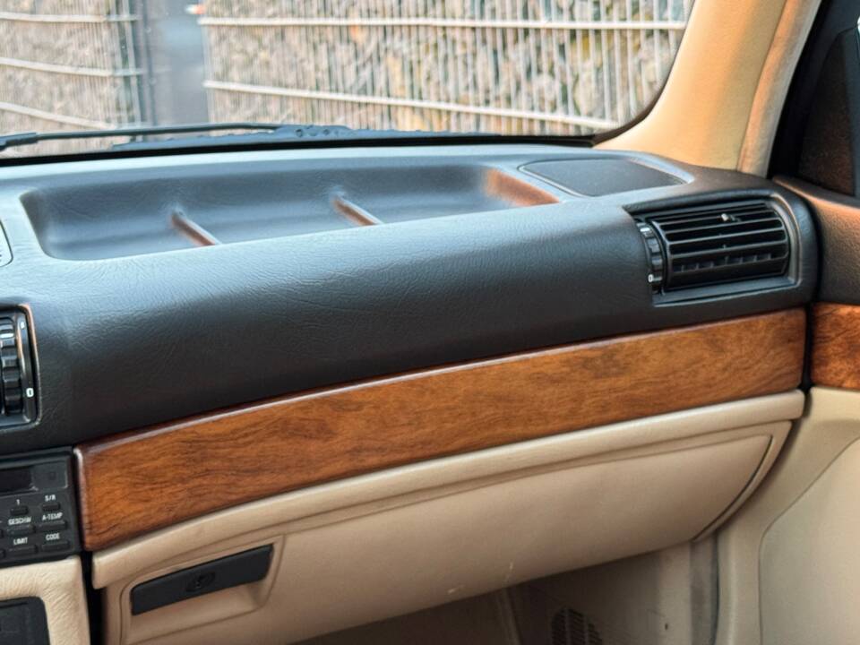 Immagine 30/99 di BMW 735i (1988)