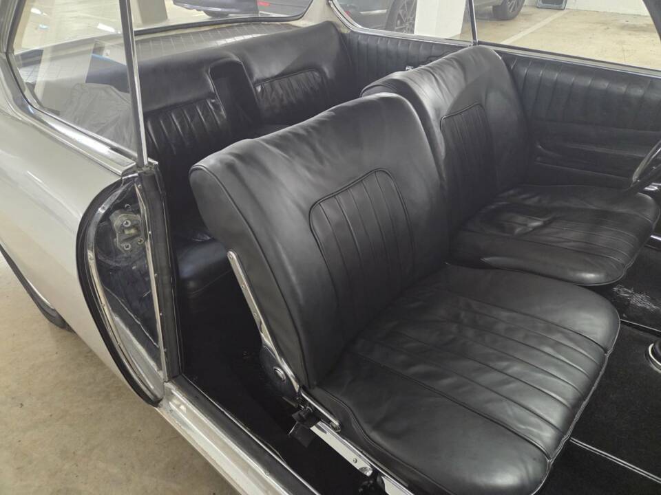 Image 13/19 of BMW 3200 CS (1964)