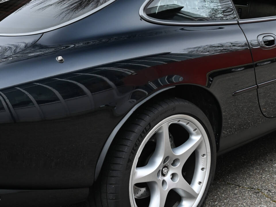 Image 21/51 of Jaguar XKR (2003)