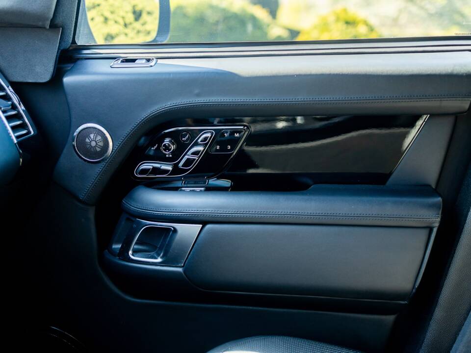 Image 36/49 of Land Rover Range Rover V8 Armoured (2022)