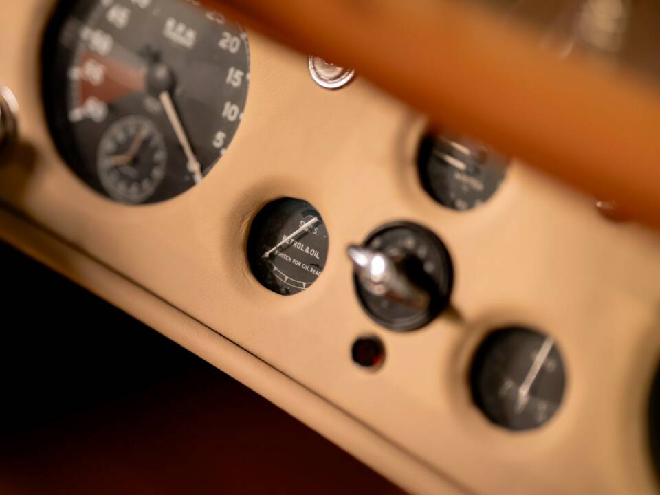 Image 22/50 of Jaguar XK 120 OTS (1952)