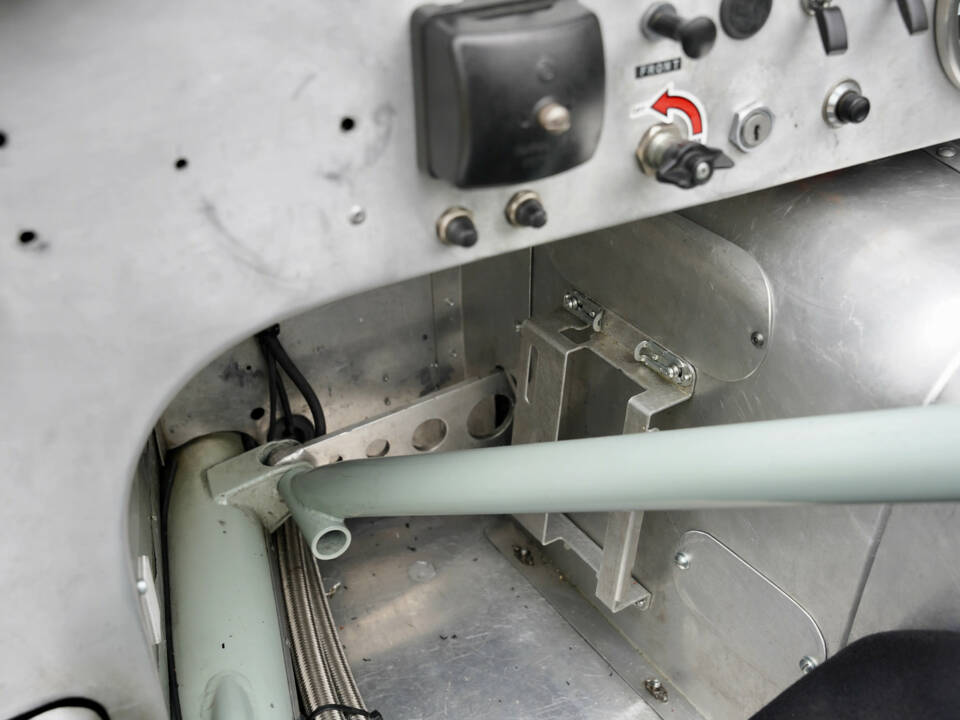 Image 29/50 of Lister Knobbly (1959)
