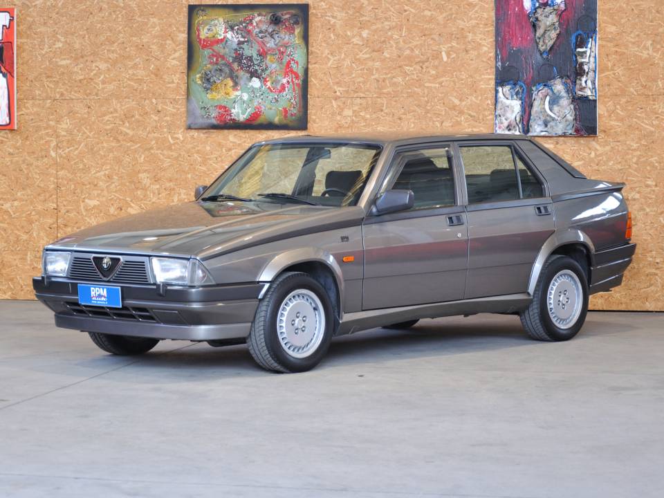 Afbeelding 4/48 van Alfa Romeo 75 2.0 Twin Spark (1988)