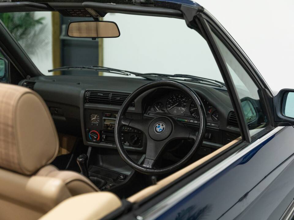 Bild 22/45 von BMW 320i (1989)