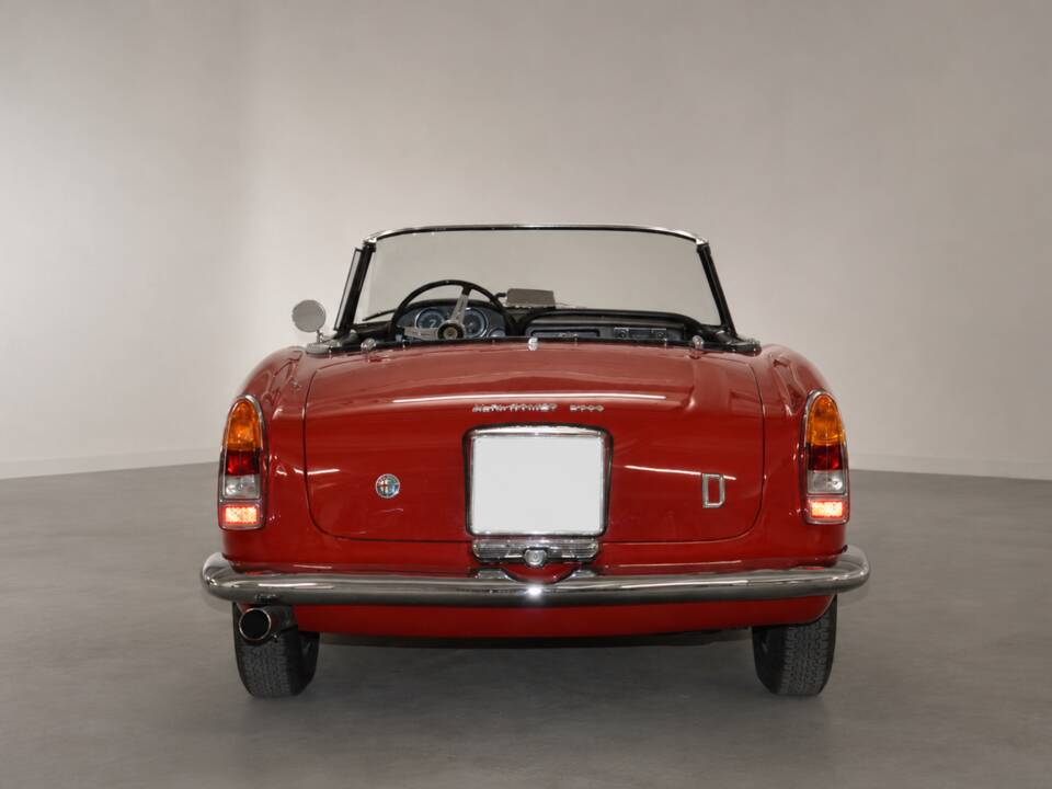 Image 3/31 of Alfa Romeo 2600 Spider (1964)