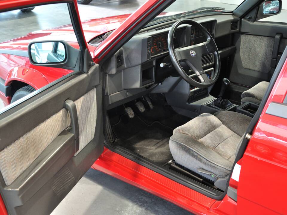 Bild 16/30 von Alfa Romeo 75 2.0 Twin Spark (1988)