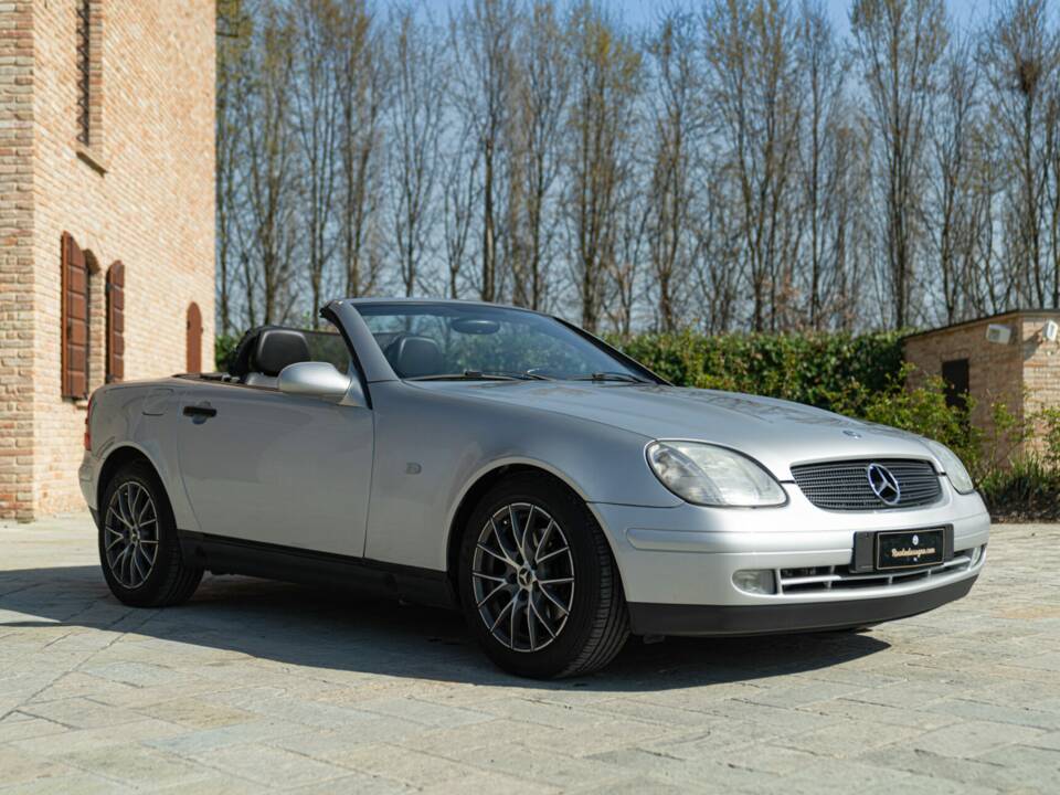 Afbeelding 2/50 van Mercedes-Benz SLK 200 (1997)