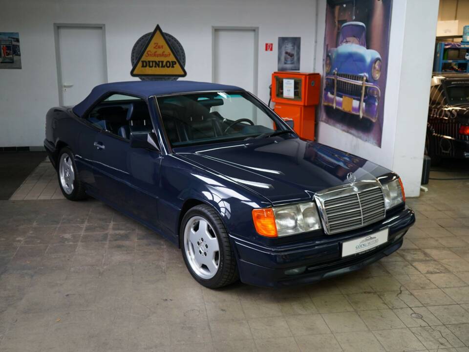 Image 7/33 of Mercedes-Benz 300 CE-24 (1993)