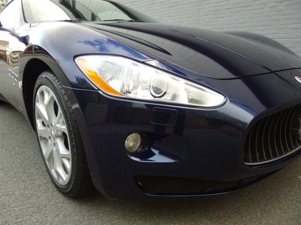 Image 33/99 of Maserati GranTurismo 4.2 (2008)