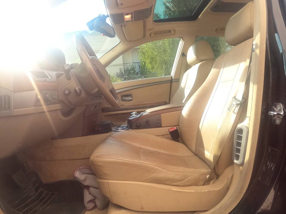 Bild 8/8 von BMW 735i (2002)