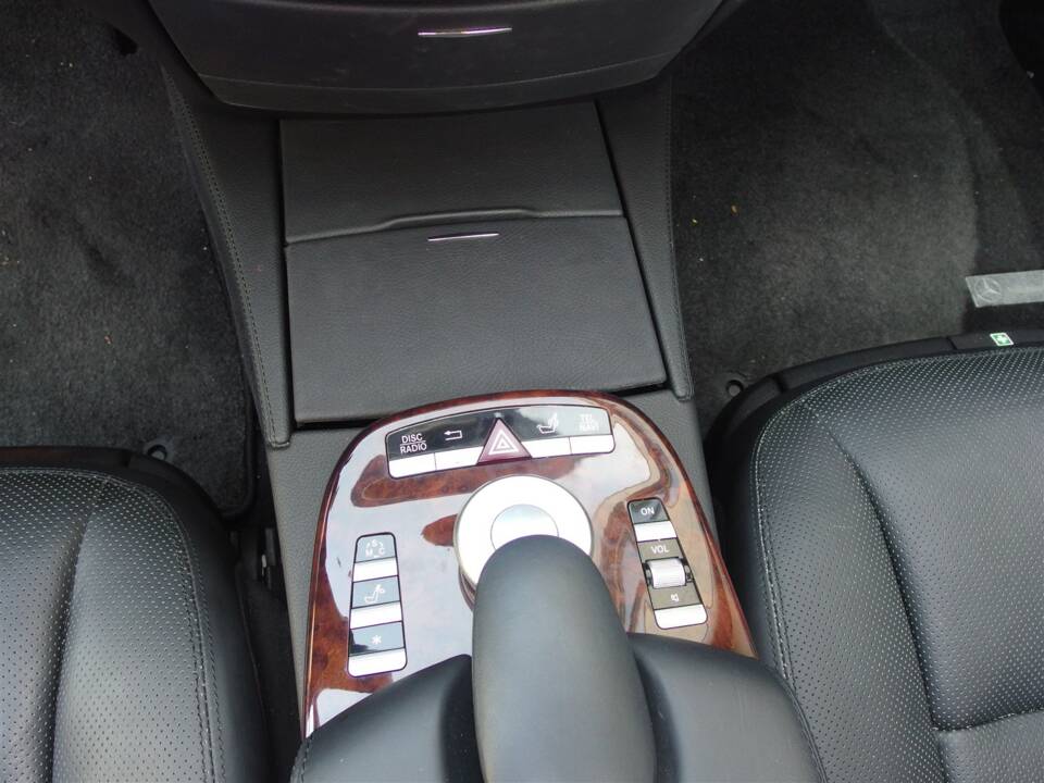 Image 40/98 of Mercedes-Benz S 500 L (2007)