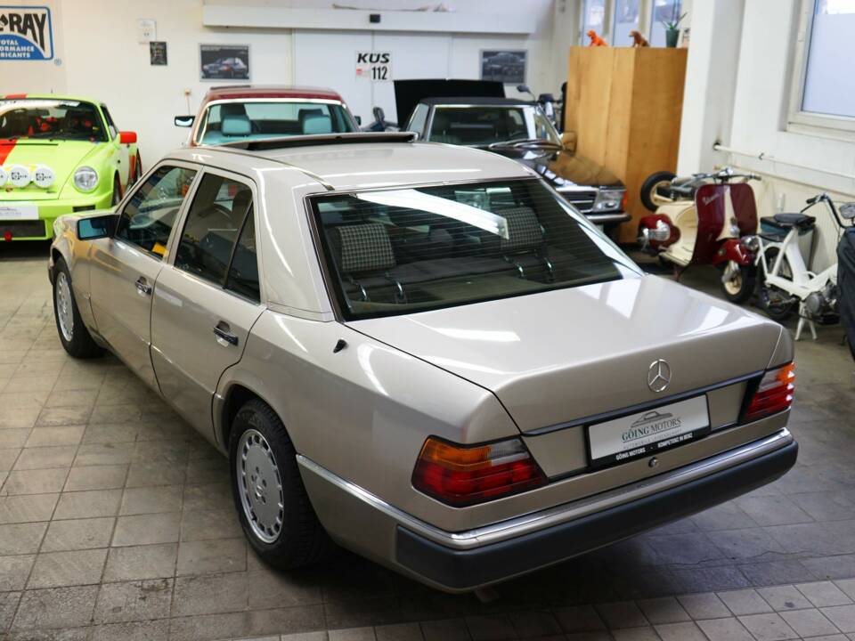 Bild 10/33 von Mercedes-Benz 230 E (1990)