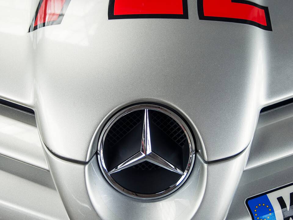 Image 48/61 of Mercedes-Benz SLR McLaren (2004)