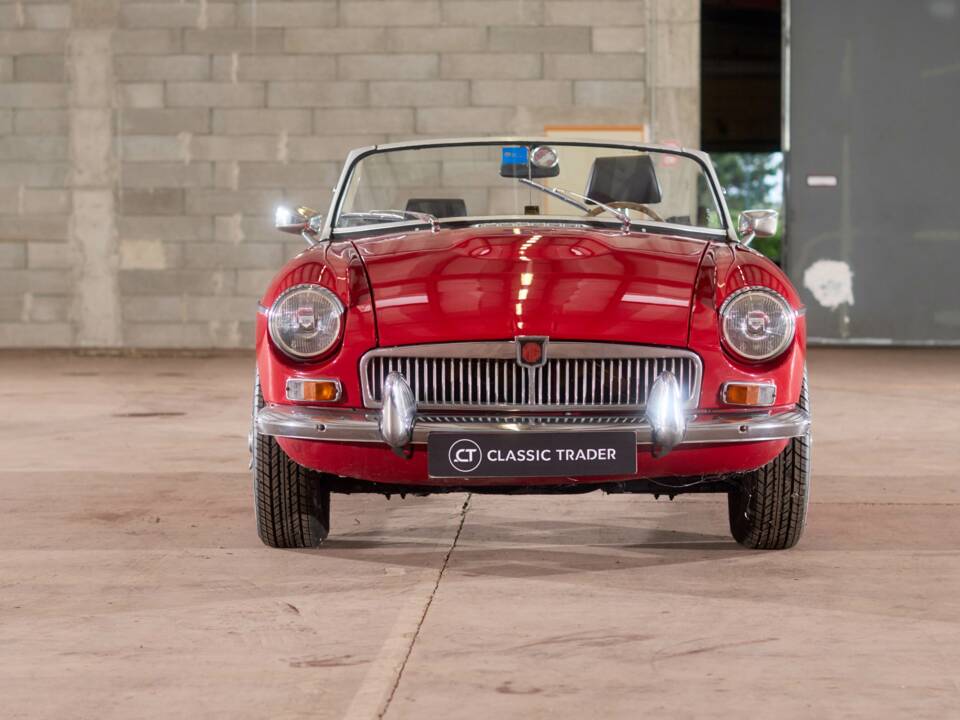 Image 6/27 of MG MGB GT (1972)