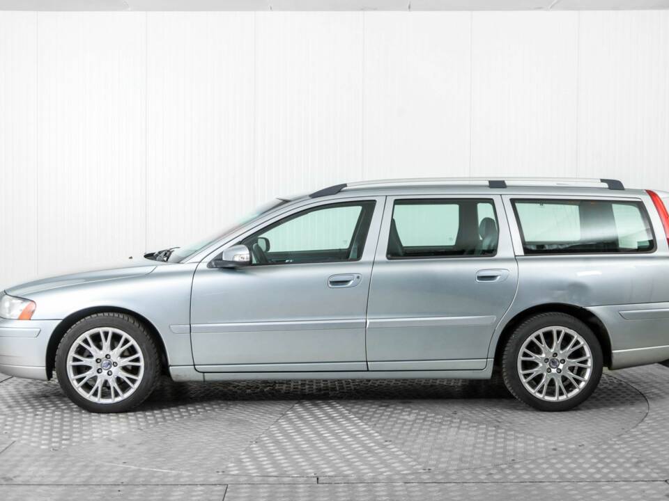 Image 9/36 of Volvo V70 D5 (2008)