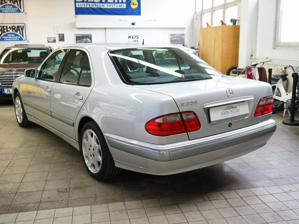 Bild 8/38 von Mercedes-Benz E 200 Kompressor (2001)