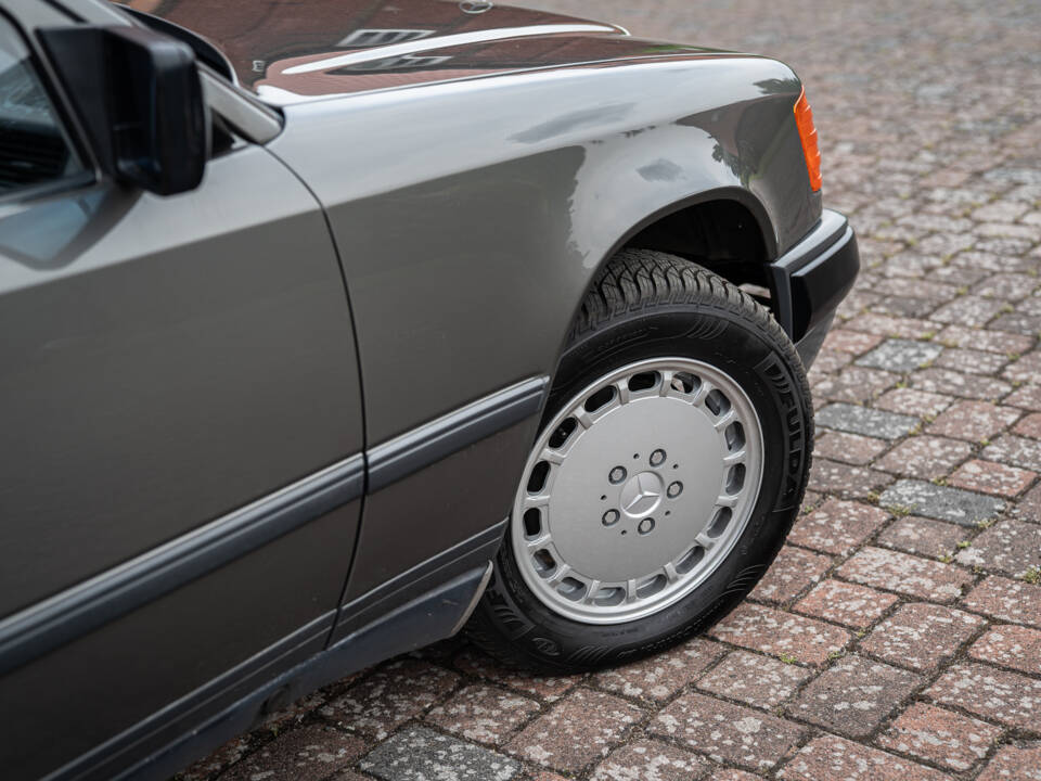 Image 2/66 of Mercedes-Benz 200 TE (1989)