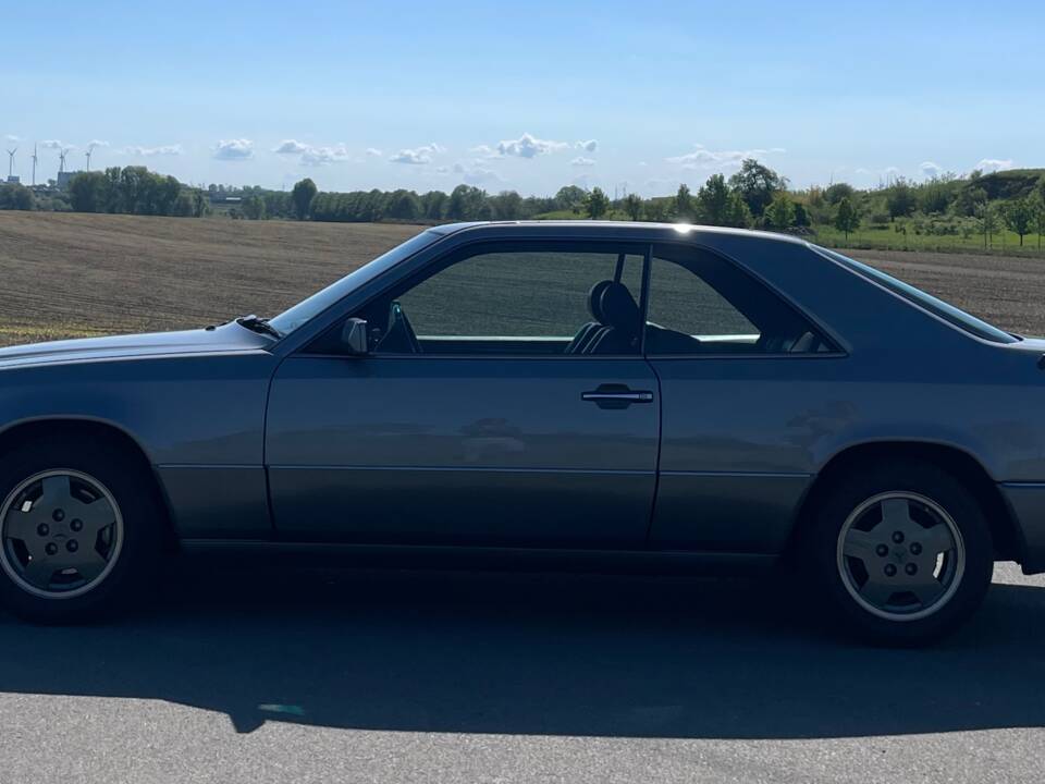 Bild 2/10 von Mercedes-Benz 230 CE (1990)