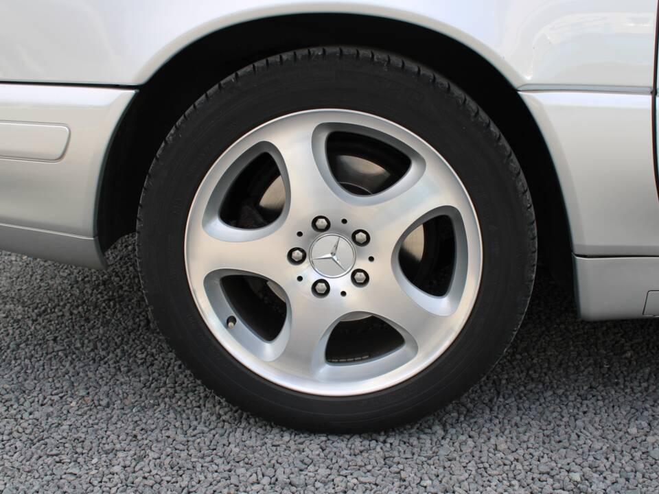 Image 22/50 of Mercedes-Benz SL 320 (2001)