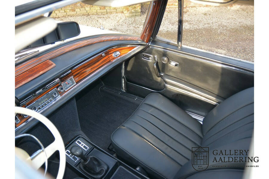 Image 16/50 of Mercedes-Benz 280 SE 3,5 (1971)