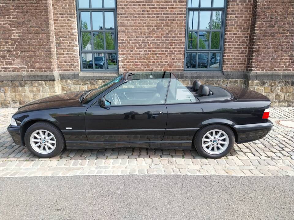 Bild 15/20 von BMW 318i (2000)