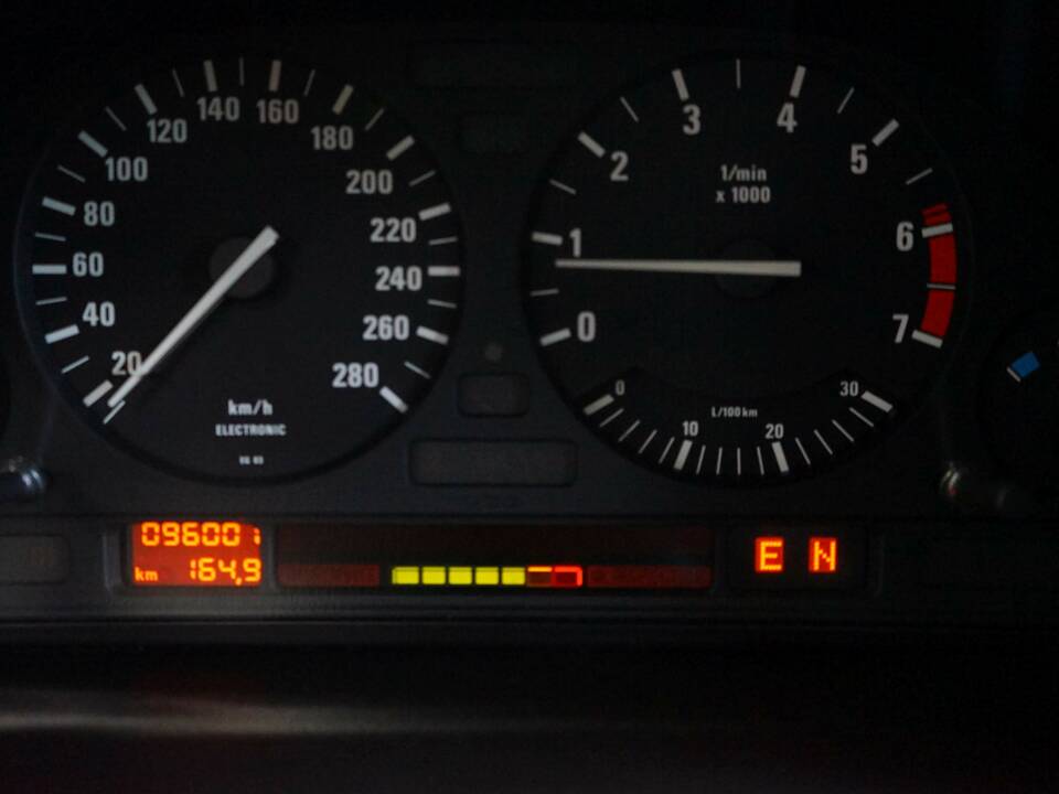 Bild 26/33 von BMW 750i (1991)