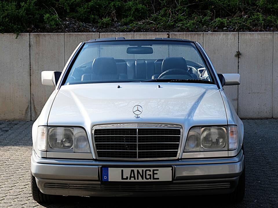 Image 6/74 of Mercedes-Benz E 320 (1997)