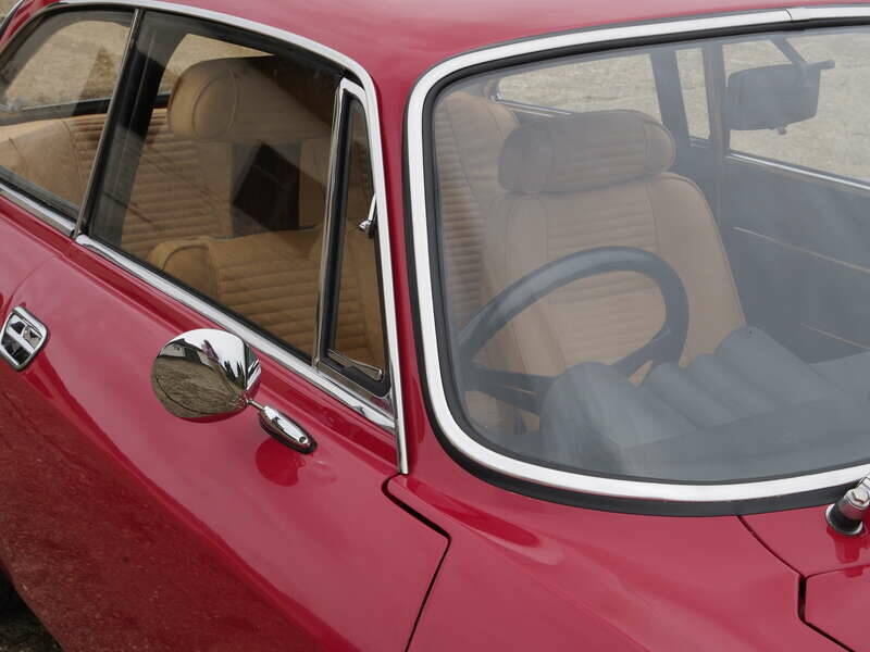 Image 32/49 of Alfa Romeo Giulia 1600 GT Junior (1976)