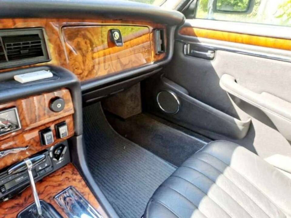 Image 4/4 de Jaguar XJ 12 (1988)