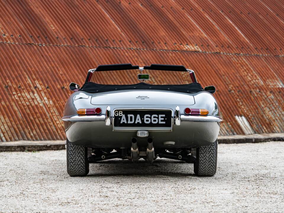 Image 4/34 de Jaguar E-Type (1968)