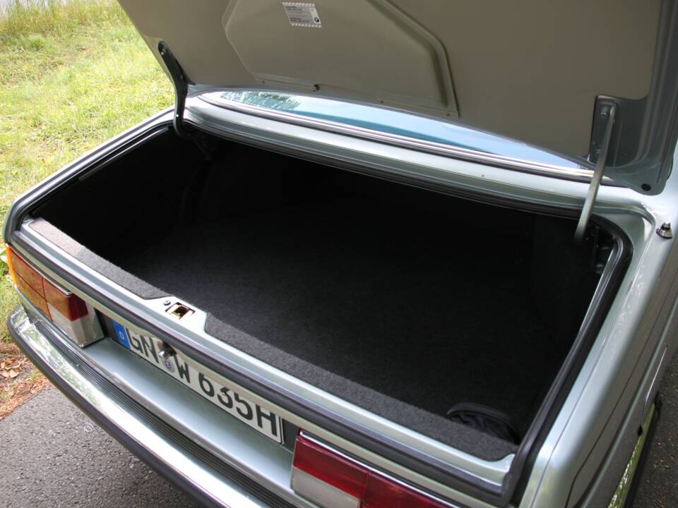 Image 22/36 of BMW 635 CSi (1984)