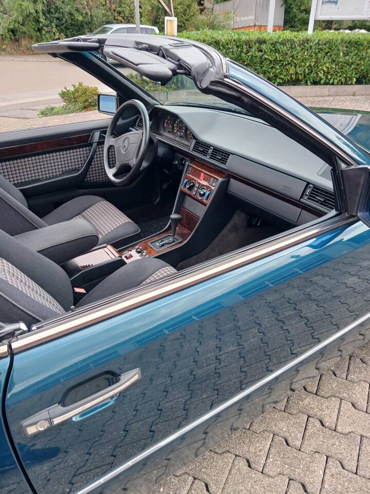 Image 16/29 of Mercedes-Benz E 200 (1995)