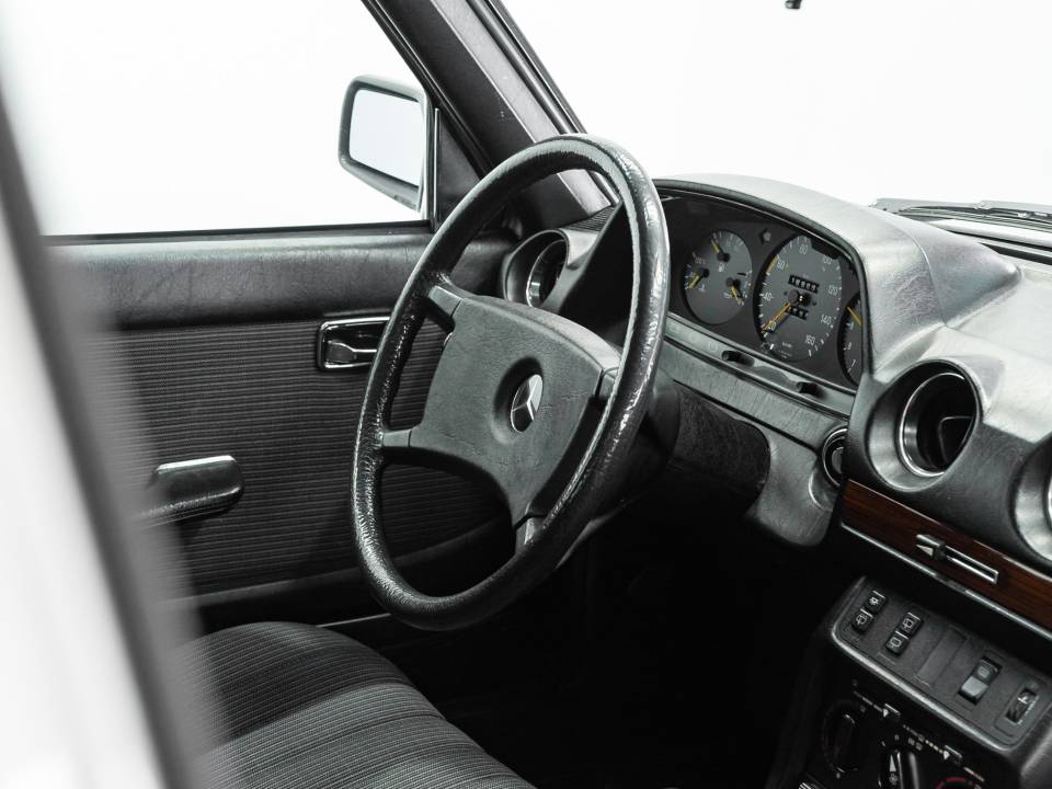 Bild 17/42 von Mercedes-Benz 240 TD (1985)