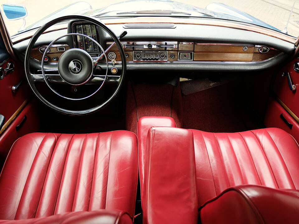 Image 21/76 de Mercedes-Benz 220 S b (1963)