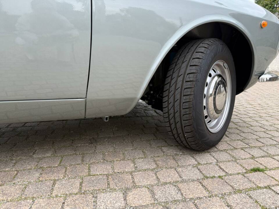 Image 26/53 of Alfa Romeo 1750 GT Veloce (1971)