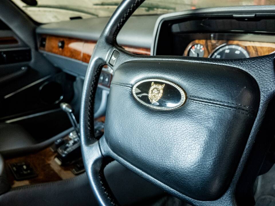 Image 26/34 of Jaguar XJS 5.3 V12 (1992)
