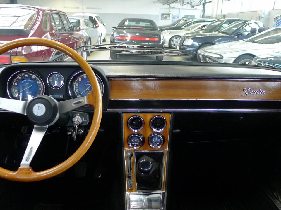 Image 11/34 of Alfa Romeo Giulia Nuova Super 1600 (1974)